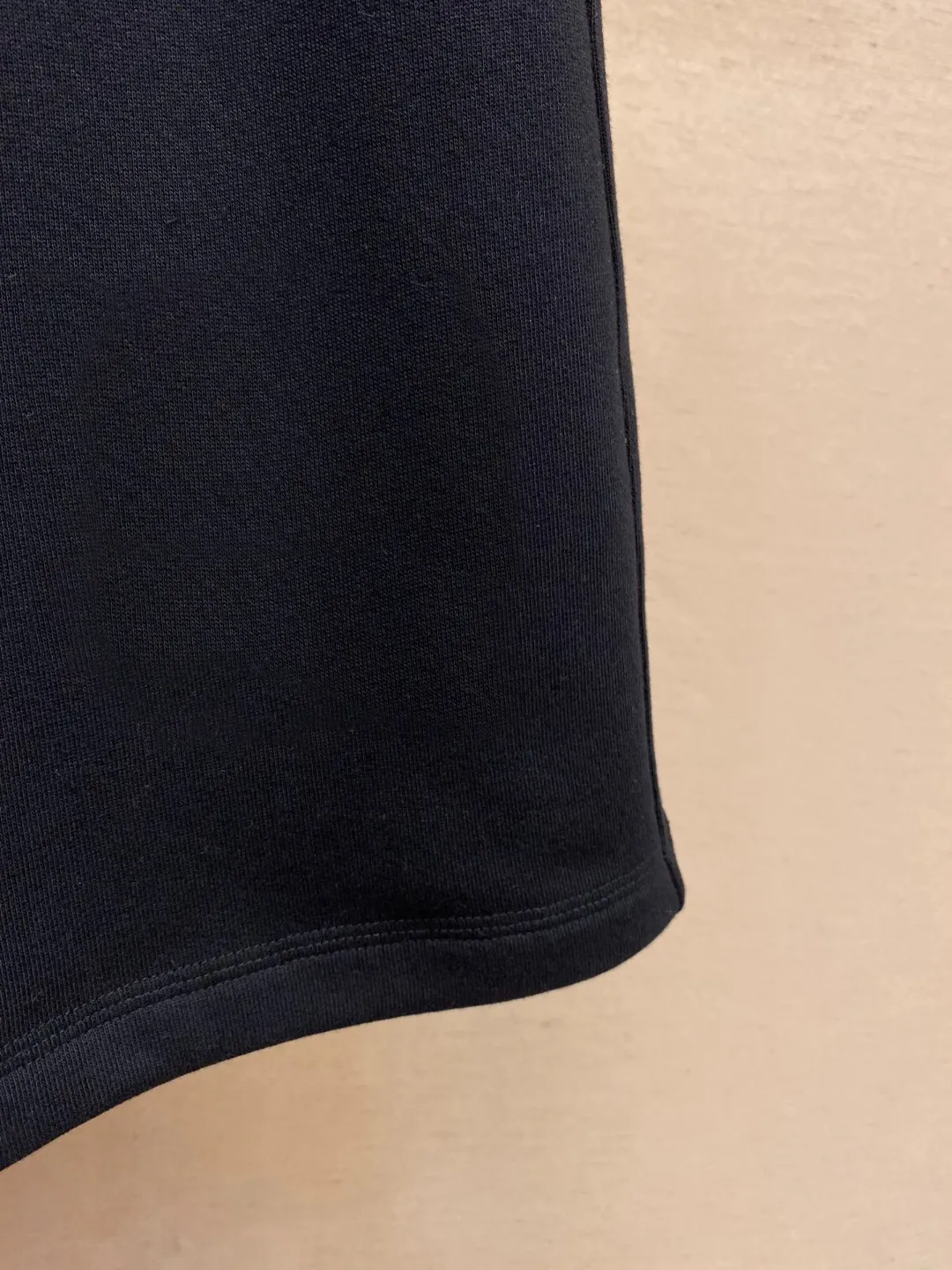 P230 🌟🌟 Stone Island Casual Shorts # Pure cotton fish scale bottom fabric The fabric is made of 10S single yarn + 16S double yarn; the top layer uses 10S single yarn to ensure the surface texture, and the bottom layer uses 16S double yarn to increase strength. The surface single yarn is thicker, providing better strength and wear resistance, and is suitable as a support structure for the surface layer. Two-ply threads are stronger, resist pilling, and are often used in base layers to enhance fabric durability. # Mid-waist vertical sports pants style. Loose trousers are not limited to body and leg shapes, and are tolerant and have a strong vertical effect; they are attached to mid-waist straight shorts. Connect the middle pleats and side pockets of the trousers to increase the slack in the trouser legs and facilitate storage of items. The back waist dart directly connects to the single pocket teeth. The corners of the trousers are hand-finished and the elasticity is adjusted by a drawstring. Size: S-XL